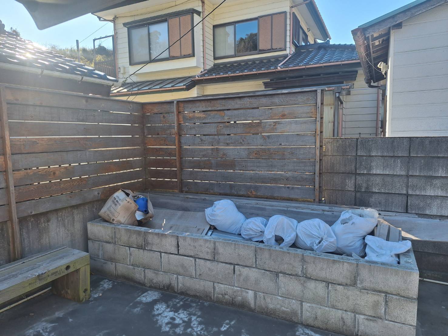 施工前の木製フェンス