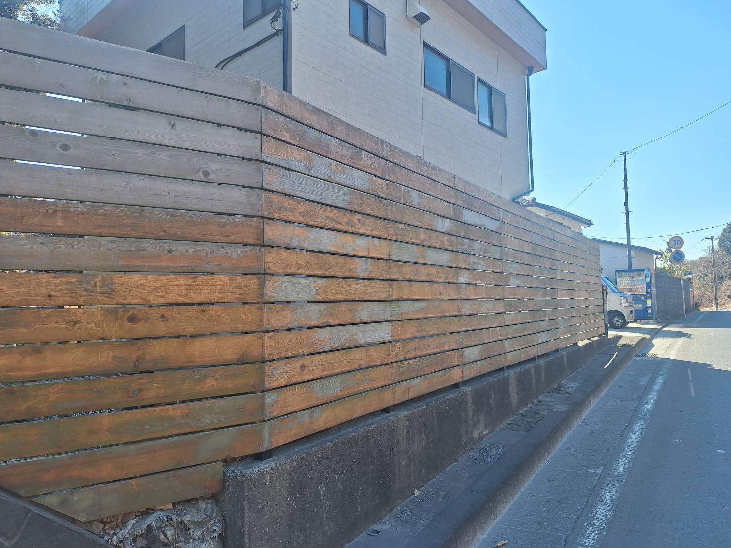 施工後の木製フェンス（道路沿い）