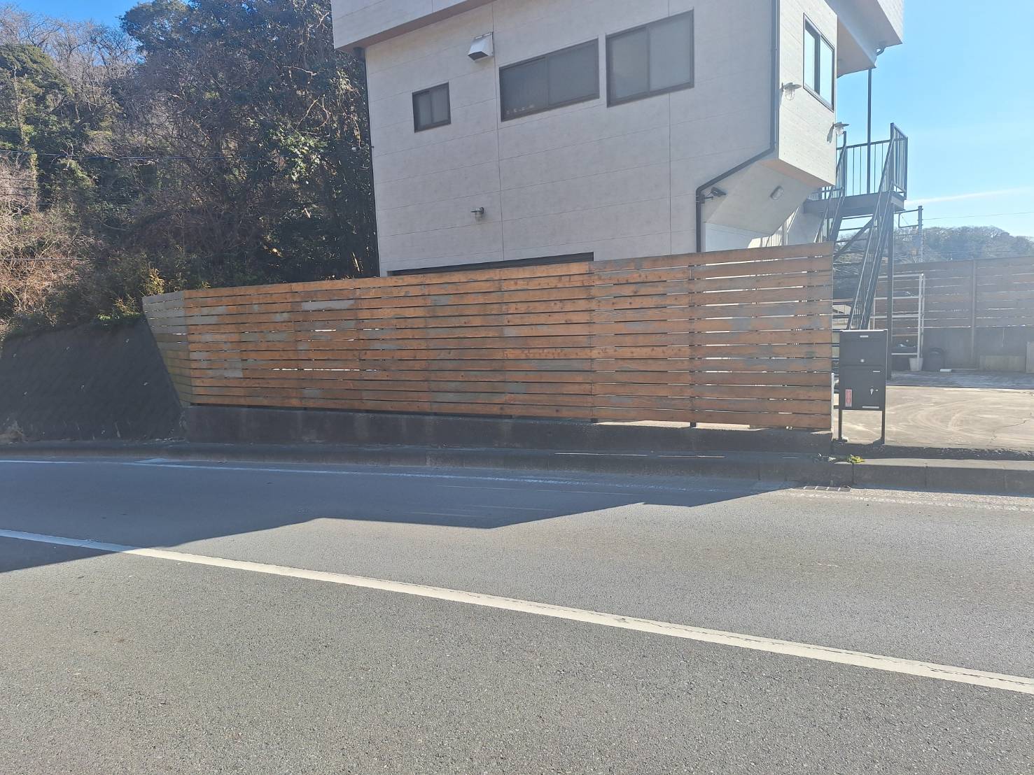 施工後の木製フェンス（全景）