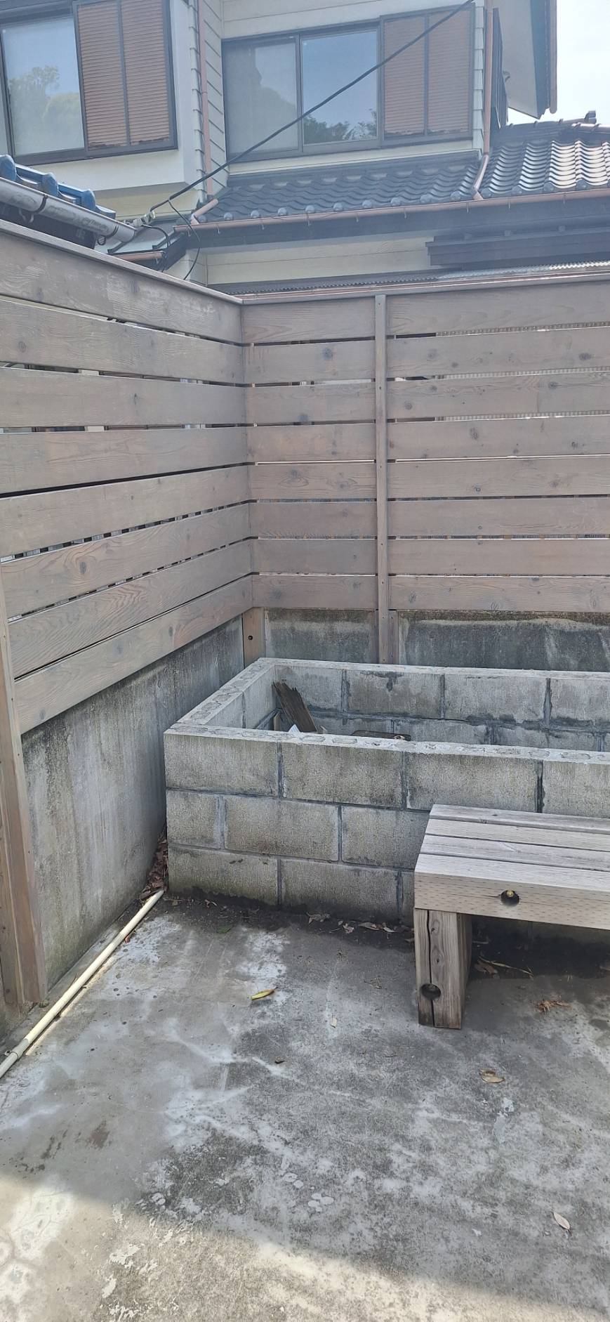 施工後の木製フェンスと花壇