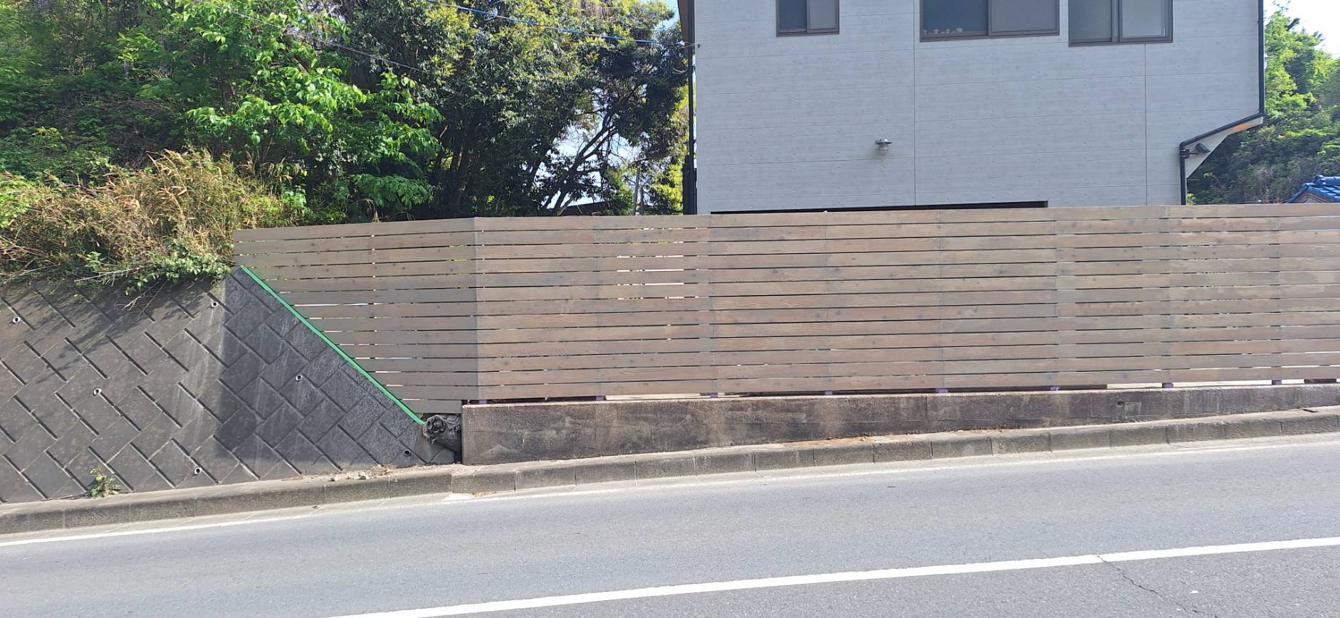 施工後の木製フェンス（正面）